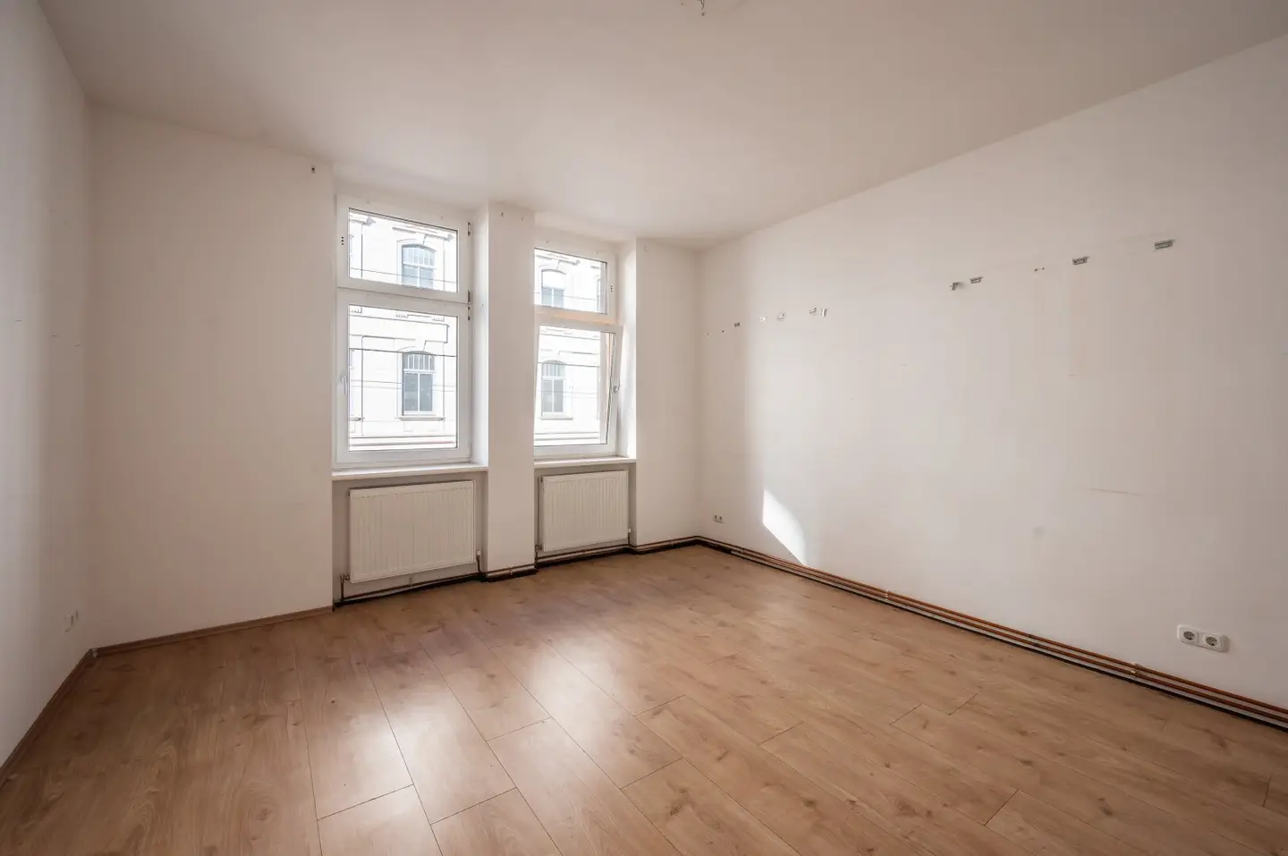 +++NEW+++ 2 room old building apartment (needs renovation) great location