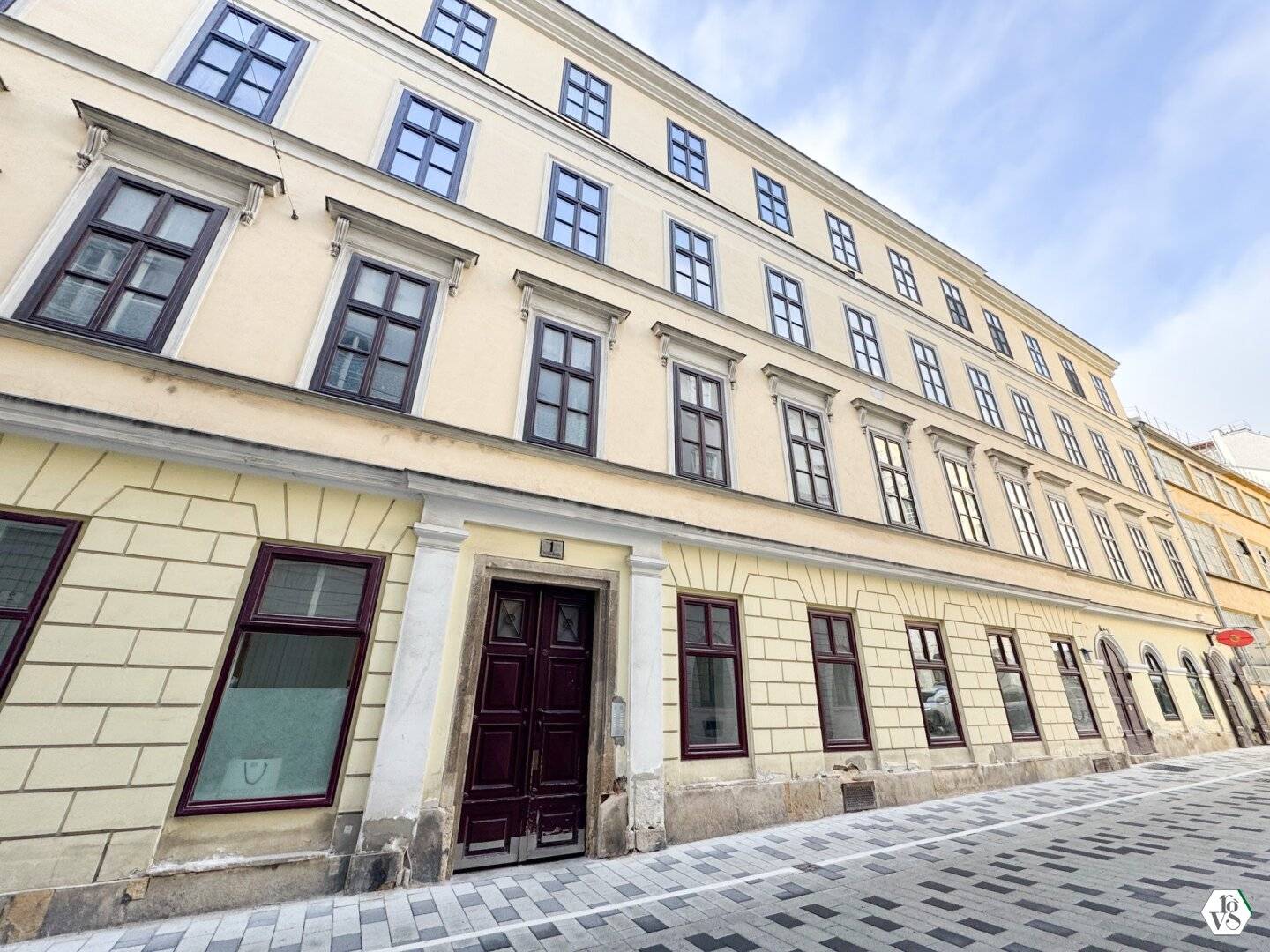 Apartment in a bright old building near city hall