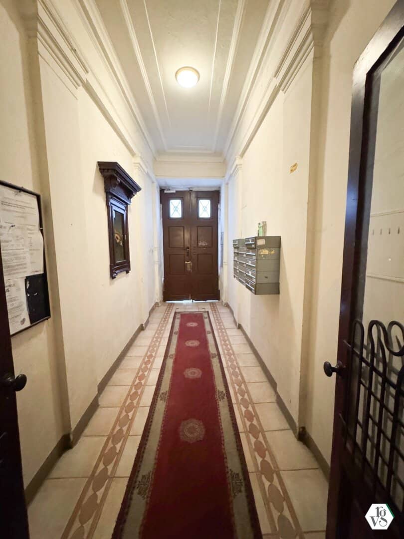 Apartment in a bright old building near city hall