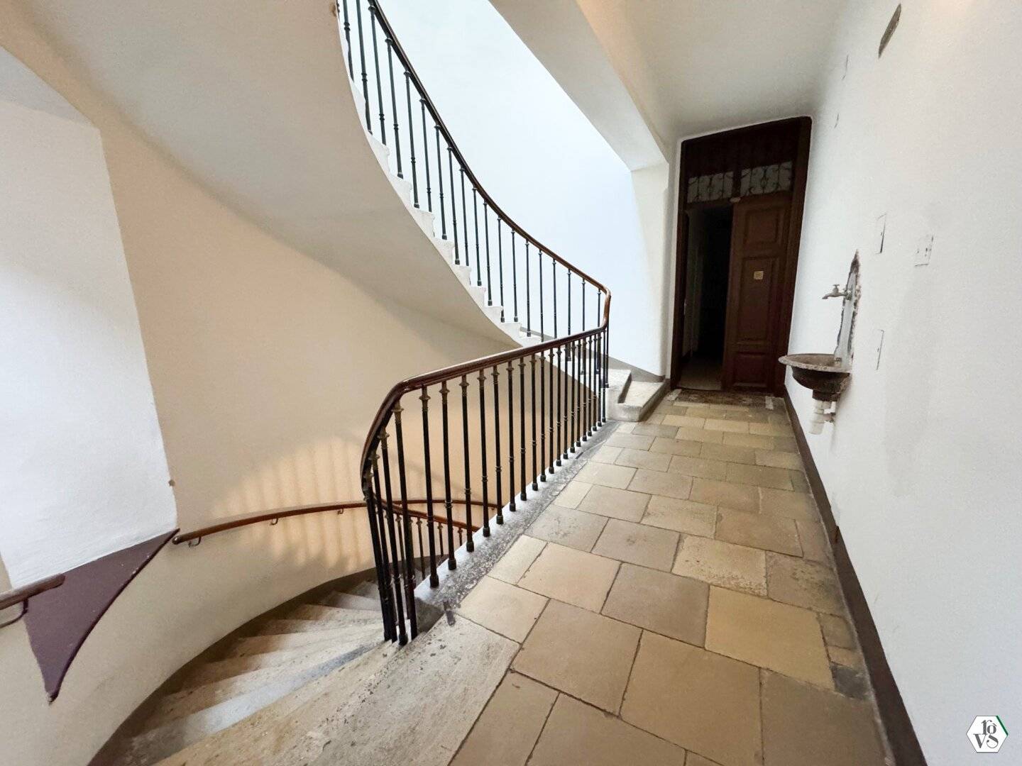 Apartment in a bright old building near city hall