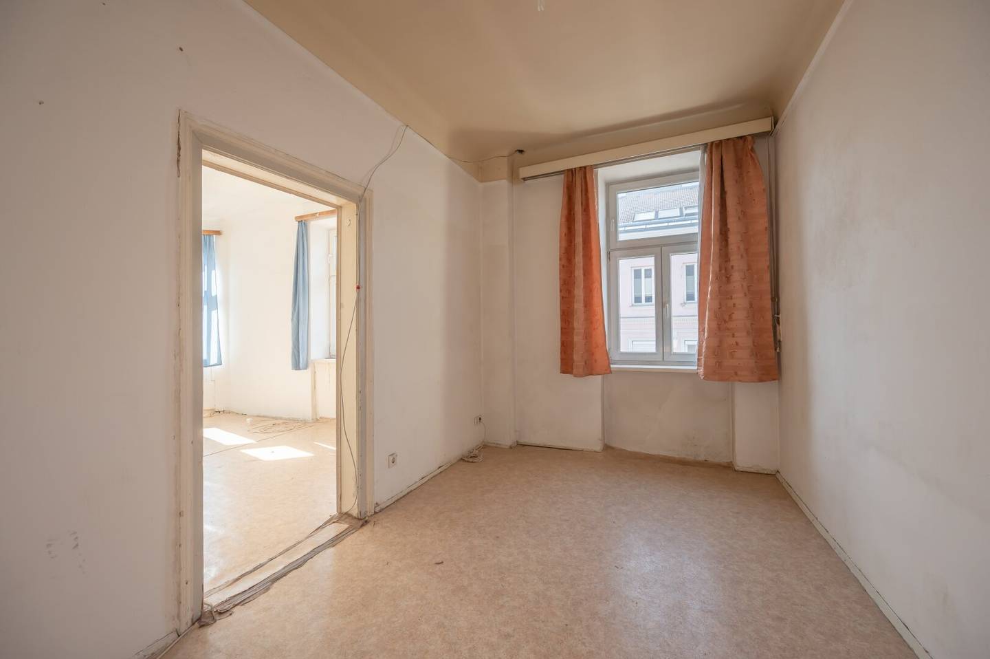++NEU++ Altbaucharme neu entdecken: 2-Zimmer Wohnung zum Sanieren mit viel Potenzial