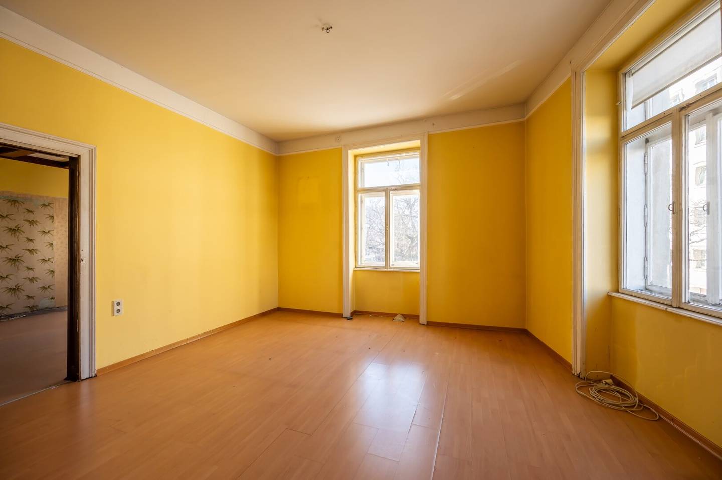 ++NEW++ Old building classic: 3 room apartment with enormous renovation potential