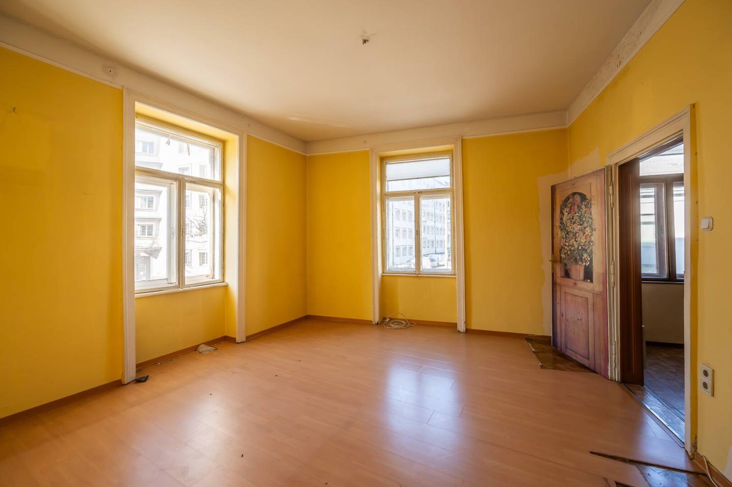 ++NEW++ Old building classic: 3 room apartment with enormous renovation potential