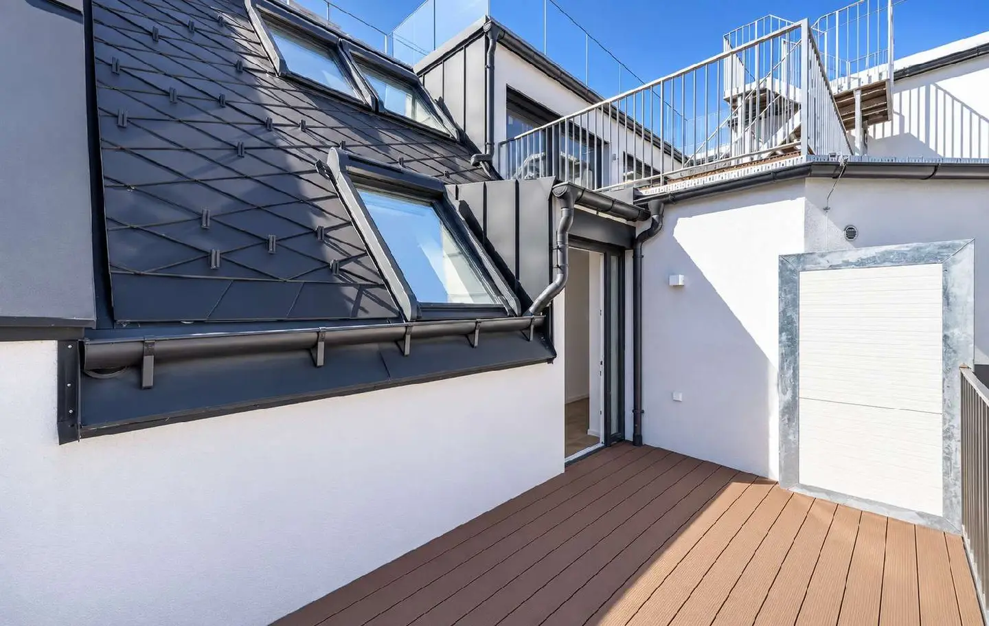Dachgeschosswohnung mit Balkon im Altbau und Lift