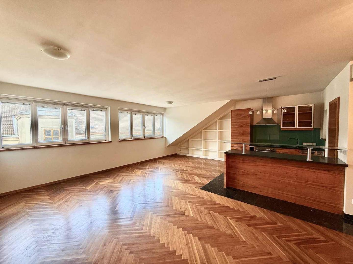 Top floor apartment at Naschmarkt with roof terrace