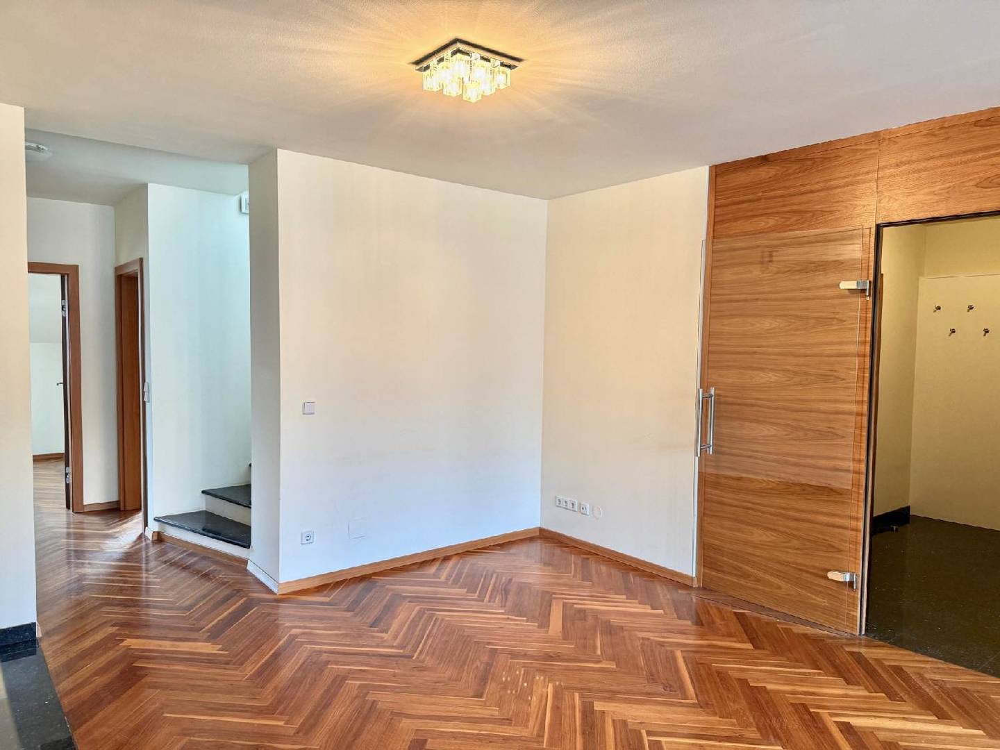 Top floor apartment at Naschmarkt with roof terrace