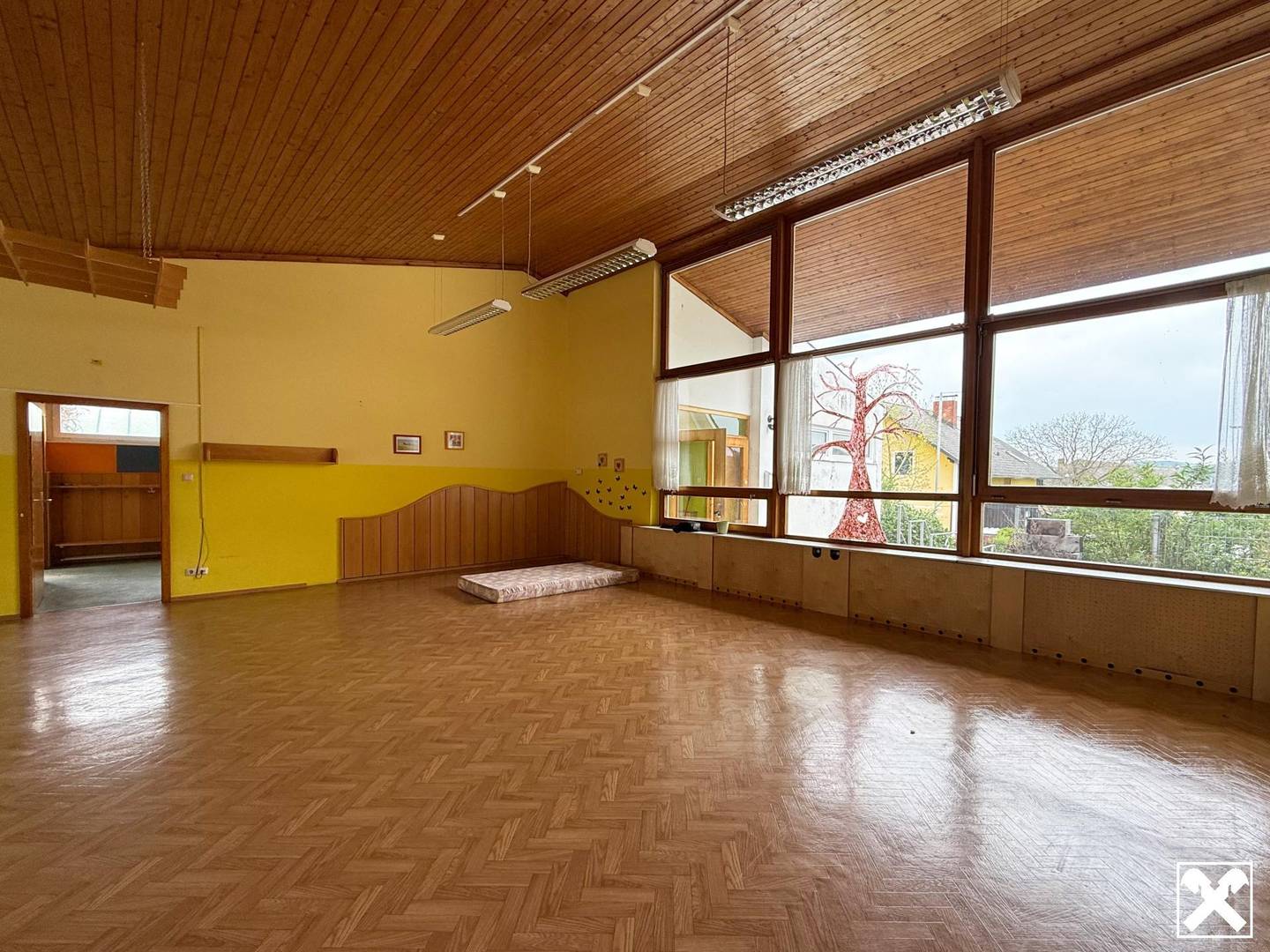 Former kindergarten w/ garden, 187m²