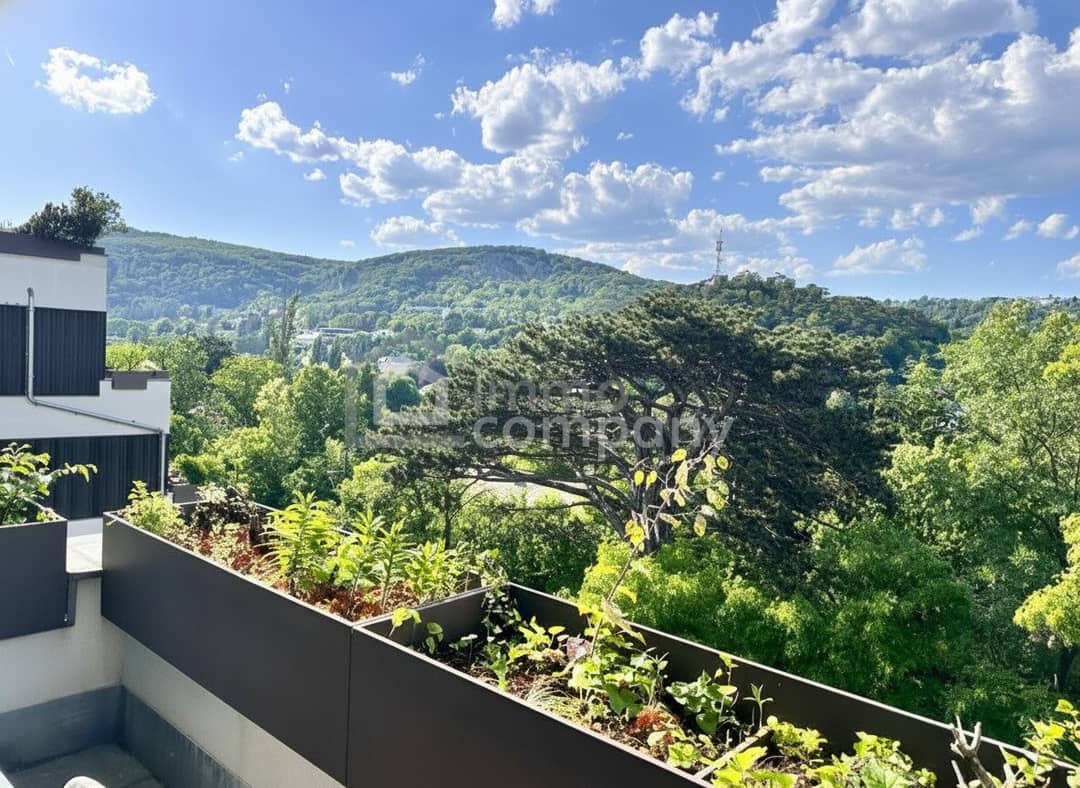 Großzügige Wohnung mit Balkon und Stellplätzen