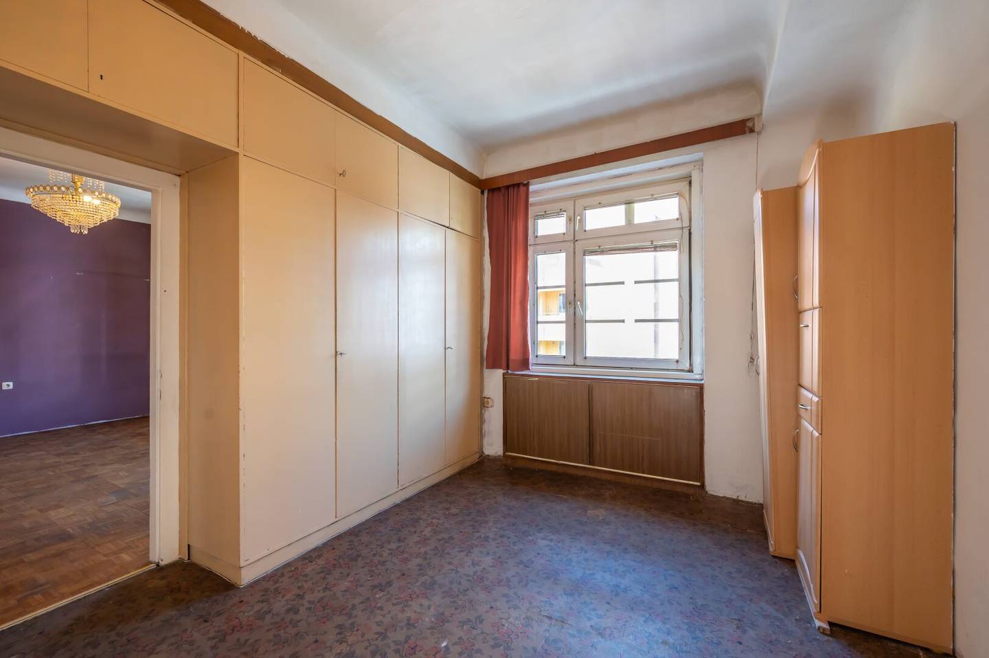 ++NEW++ Potential: 2-Room Old-Building Apartment (renovation needed) with separate kitchen