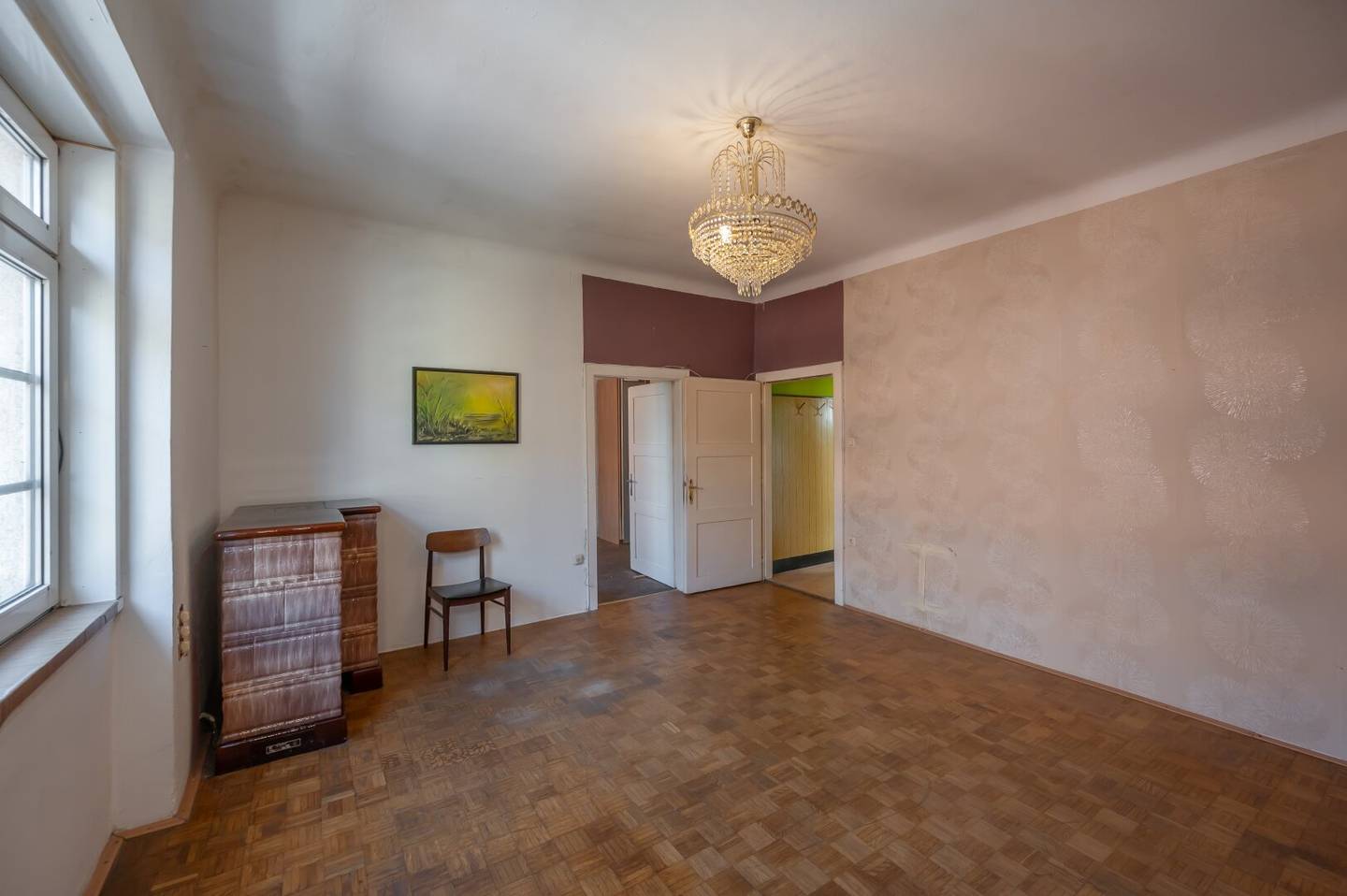 ++NEW++ Potential: 2-Room Old-Building Apartment (renovation needed) with separate kitchen
