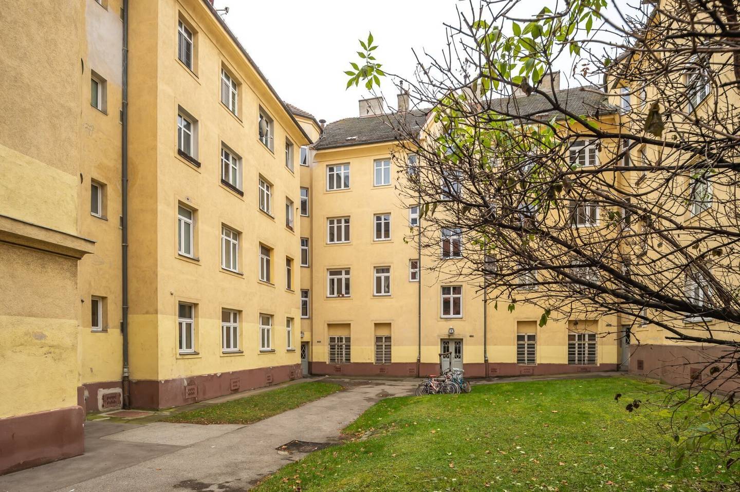 ++NEW++ 3-Room Old-Building Apartment (needs renovation) with lots of potential