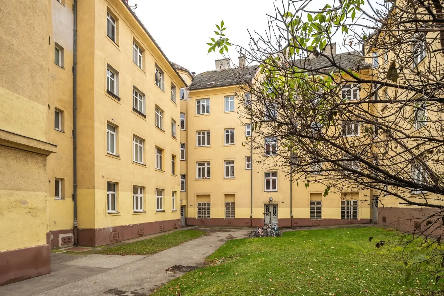 ++NEW++ 3-Room Old-Building Apartment (needs renovation) with lots of potential
