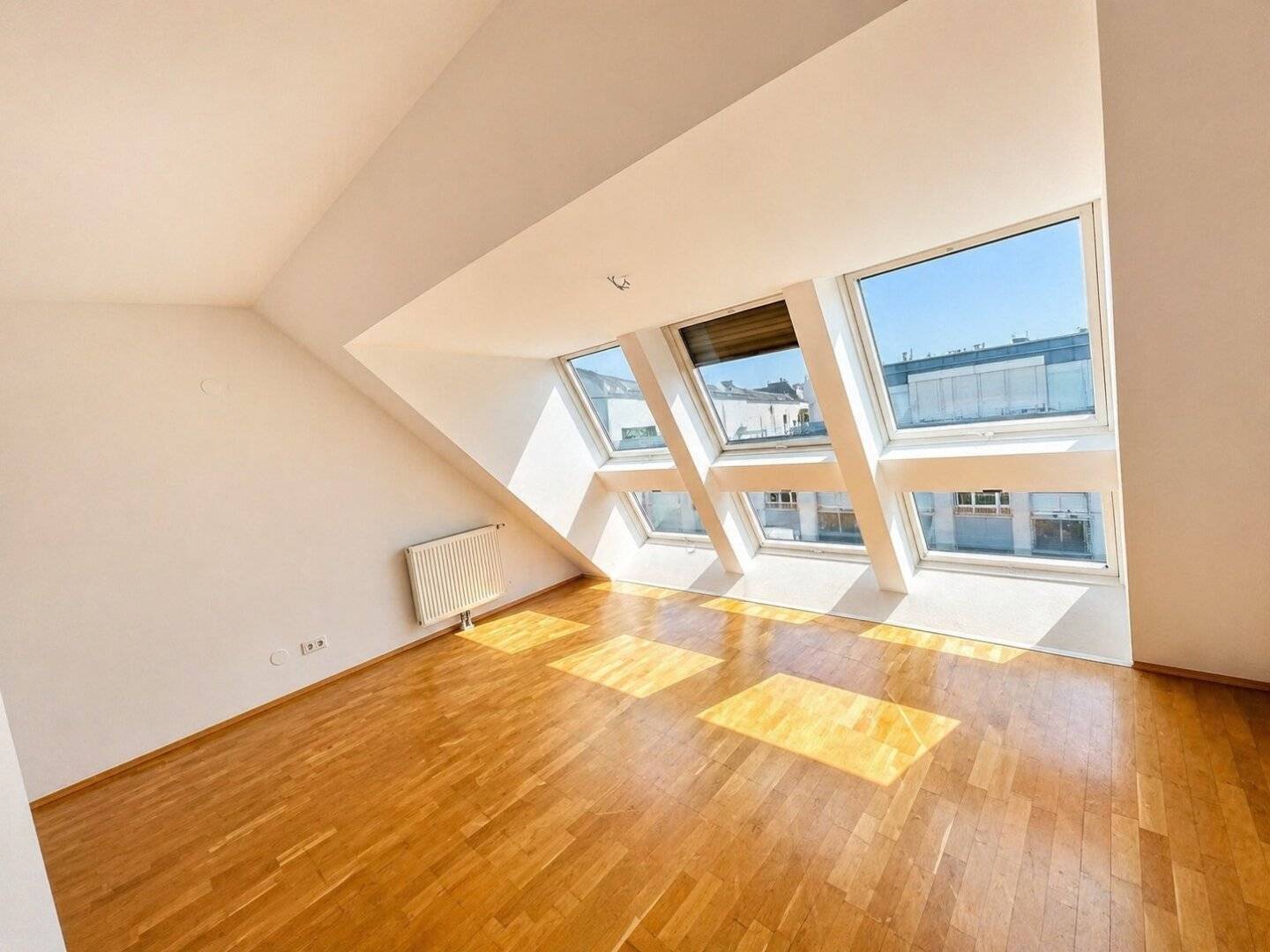 Dachgeschosswohnung with West Terrace bright