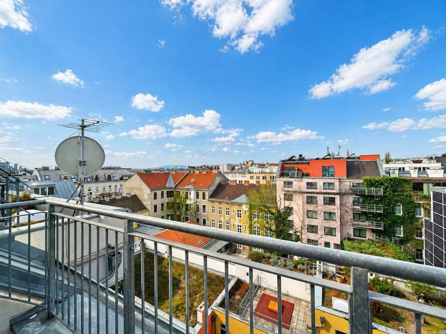Dachgeschosswohnung with West Terrace bright