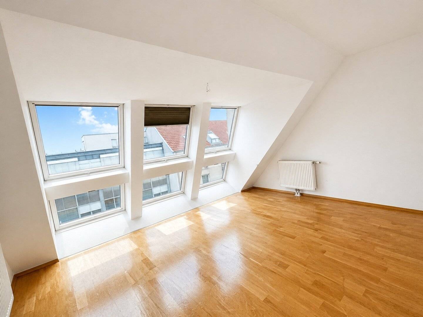 Dachgeschosswohnung with West Terrace bright