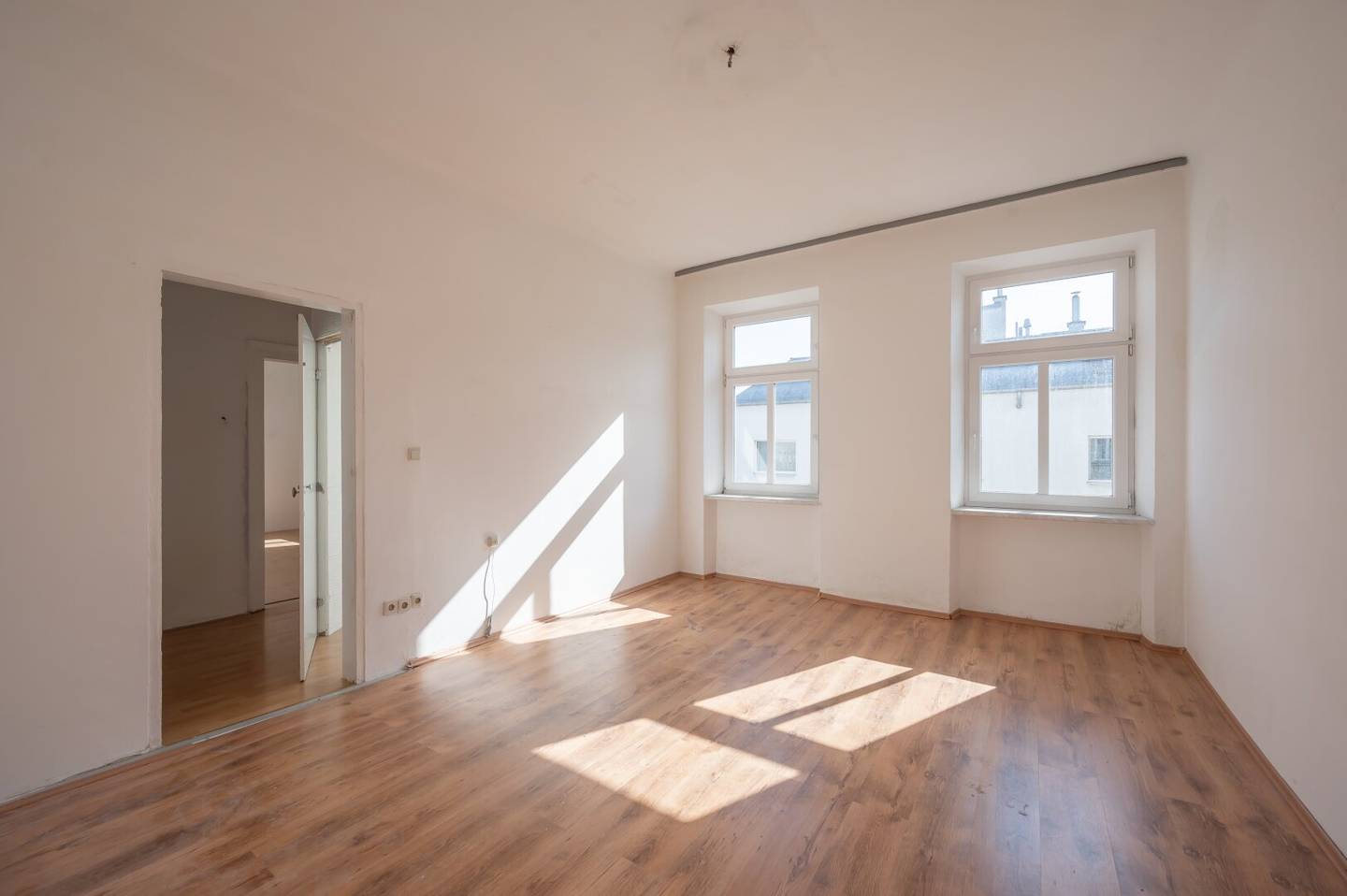 ++NEU++ 3 Zimmer Altbauwohnung (sanierungsbedürftige) - Umbau-Potenzial