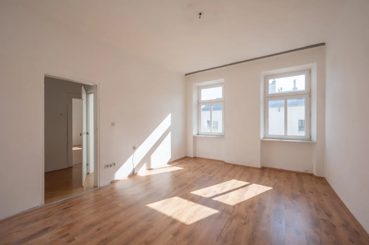 ++NEW++ 3 room old building apartment renovation needed conversion potential