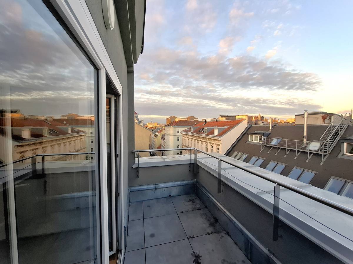 5-Room Attic Apartment Bennoplatz