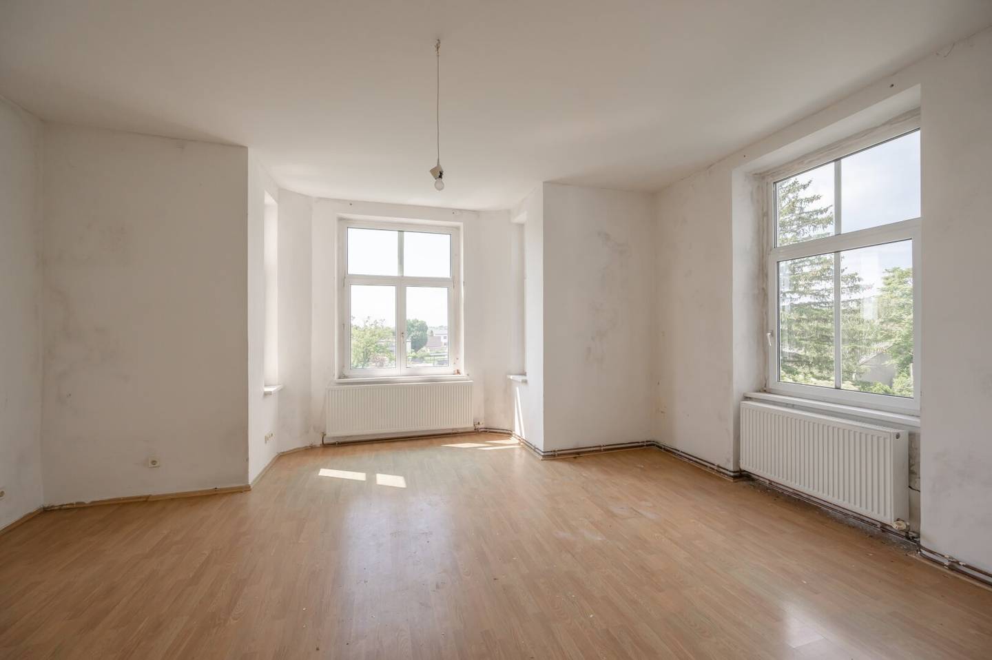 ++NEU++ Tolle Zinsvilla mit uneinsehbarem Grund in Bad Vöslau, großes Ausbaupotenzial!