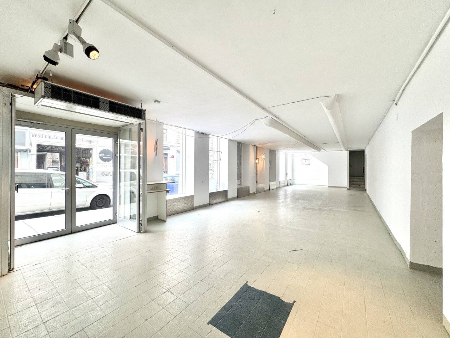 Street-facing commercial premises with large windows! Individually designable! Ideal for Pilates, Yoga, Atelier etc.