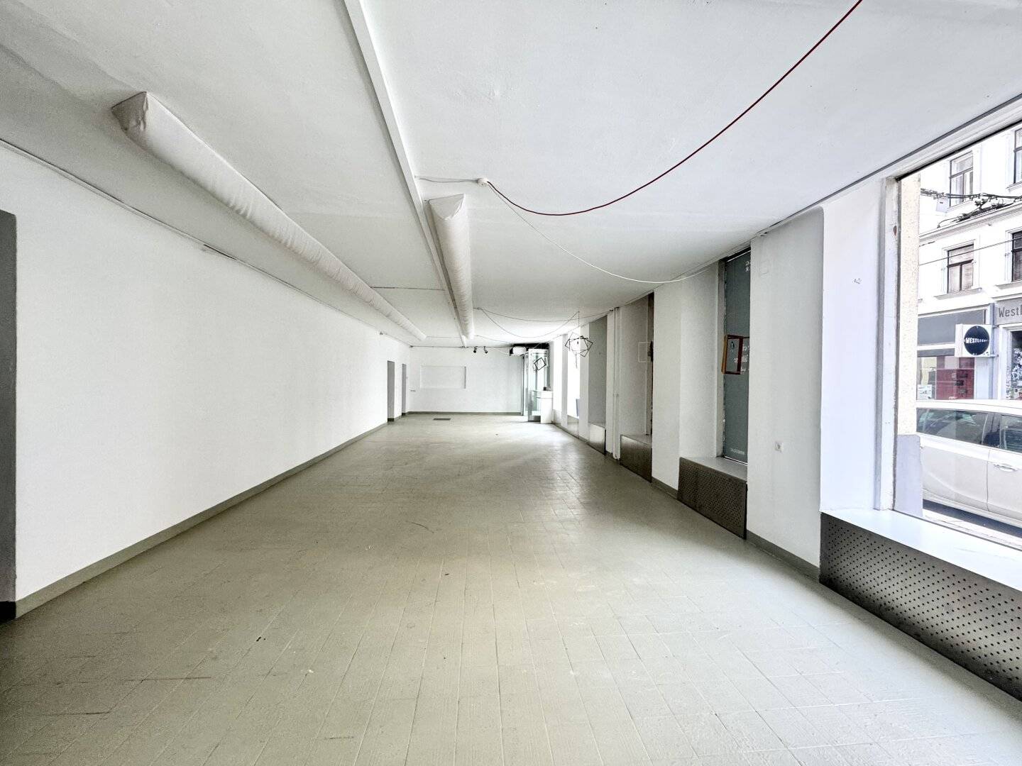 Street-facing commercial premises with large windows! Individually designable! Ideal for Pilates, Yoga, Atelier etc.