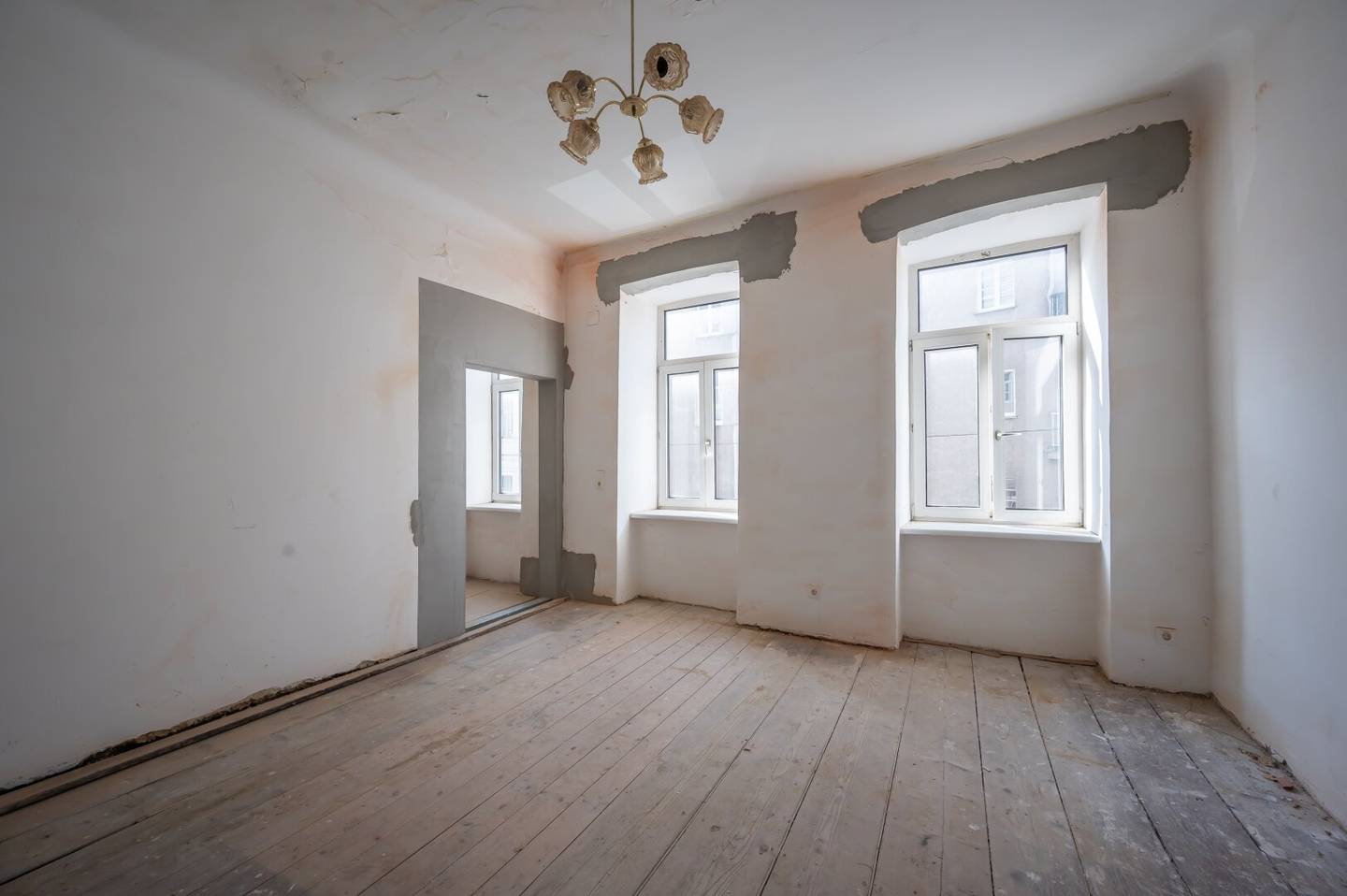 ++NEW++ For DIY enthusiasts: 2 room old building apartment (renovation needed) well adaptable floor plan