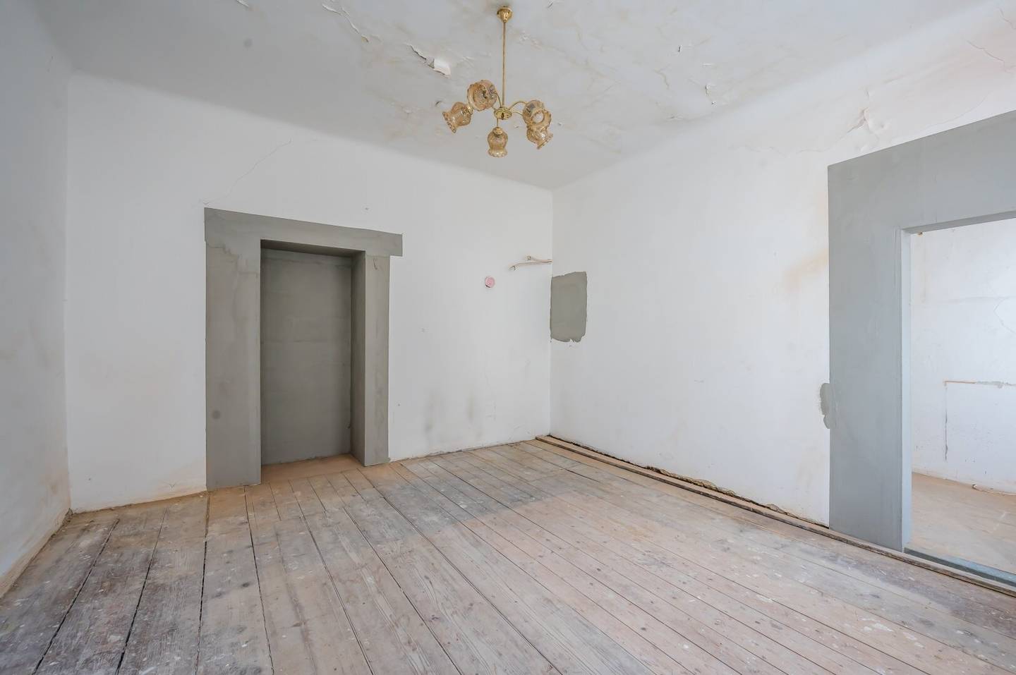 ++NEW++ For DIY enthusiasts: 2 room old building apartment (renovation needed) well adaptable floor plan