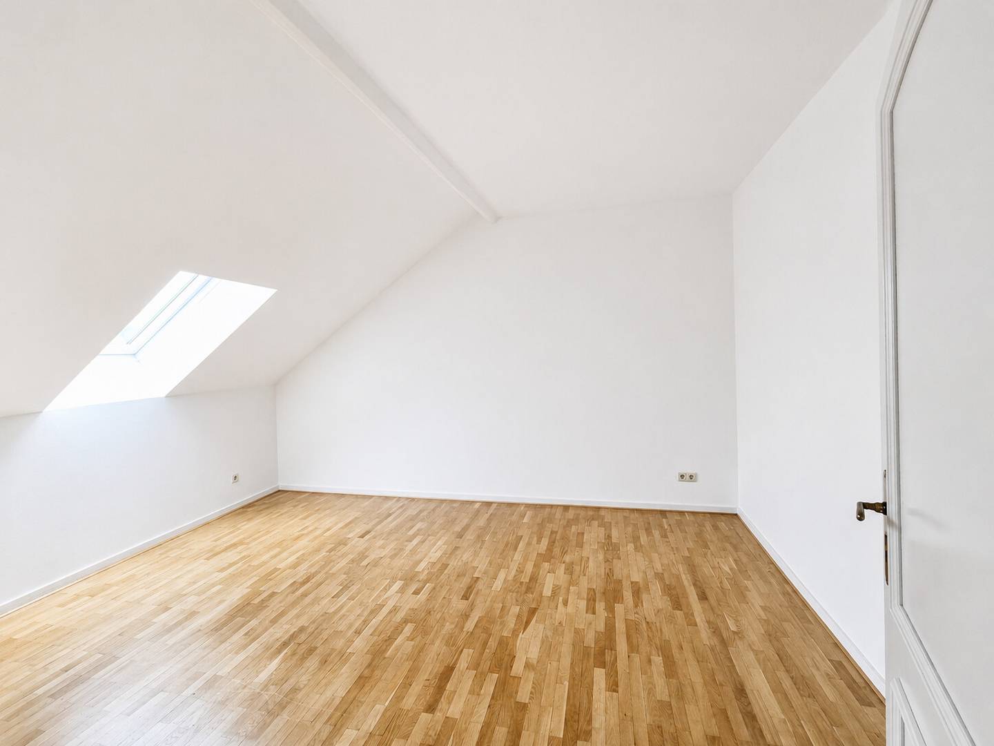 Dachgeschosswohnung mit Büro und Stellplatz