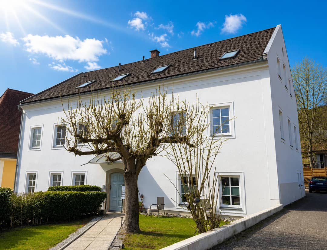 Top floor apartment with office and parking space