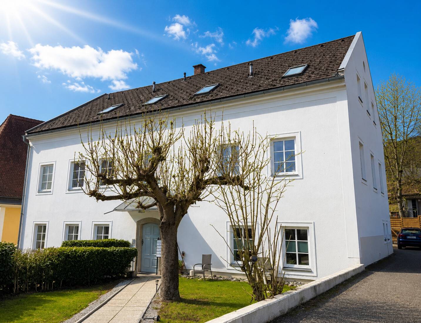 Dachgeschosswohnung mit Büro und Stellplatz