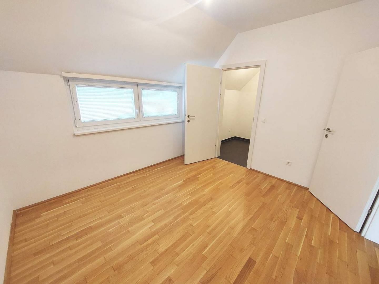 Apartment with loggia and balcony in quiet street