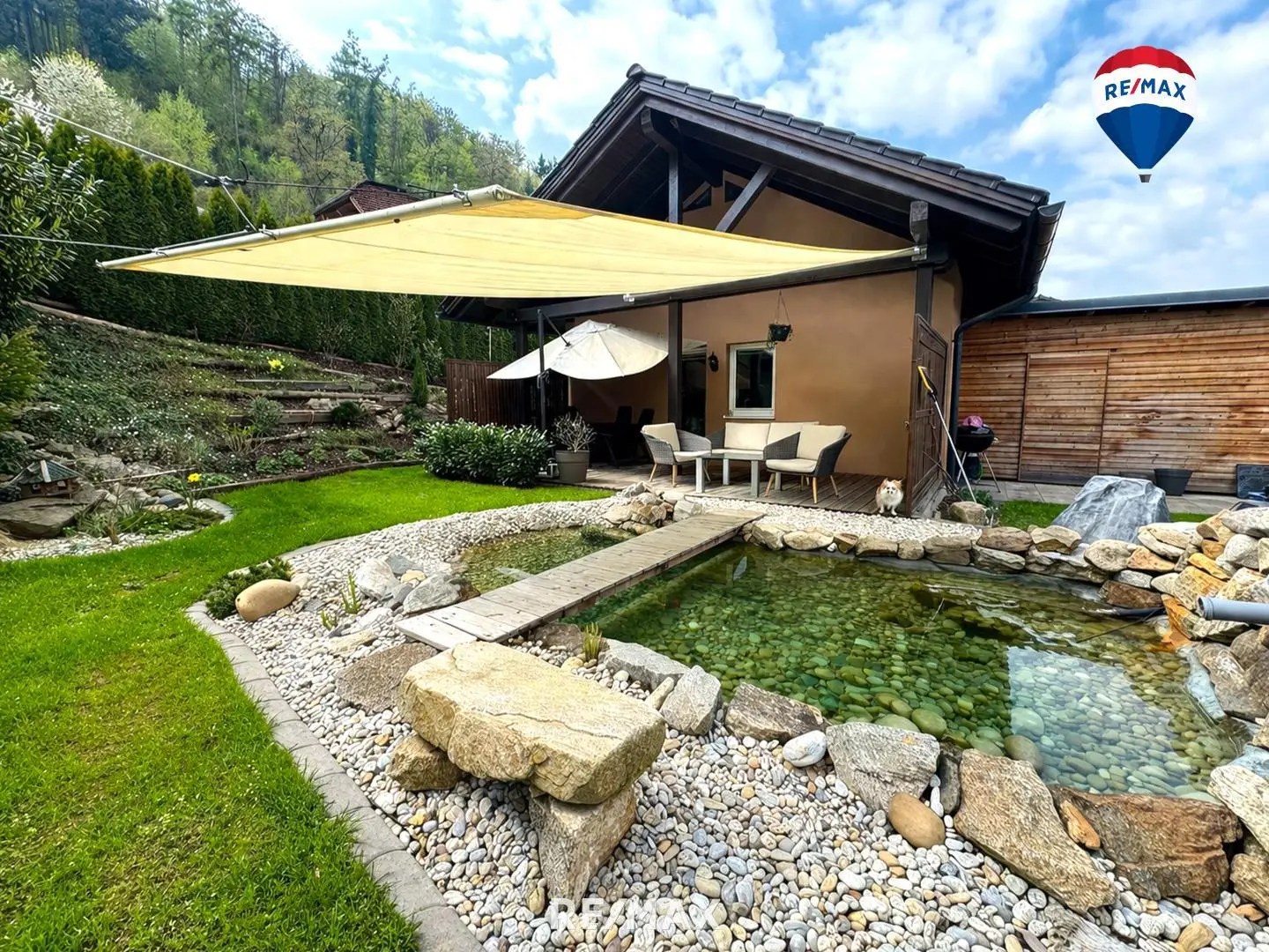 Newly built apartment with private garden and carport