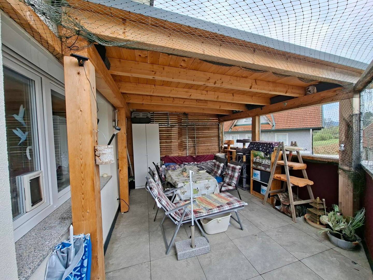 Ruhige Wohnung mit großzügiger Terrasse und Kochinsel