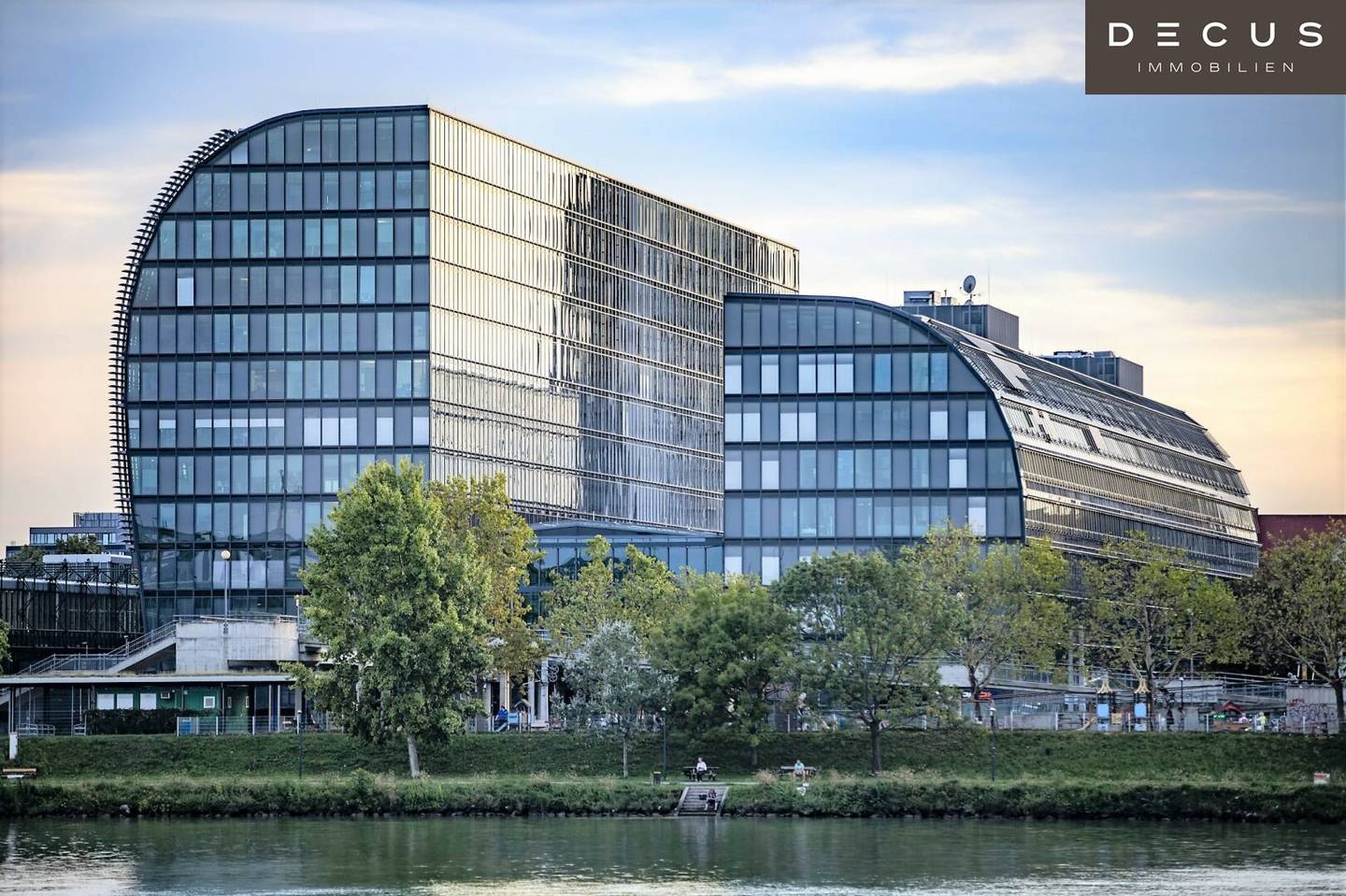 RIVERGATE first class modern offices and one commercial space at the U Bahn