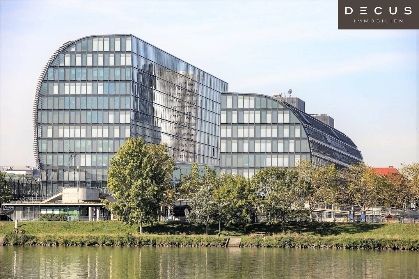 RIVERGATE first class modern offices and one commercial space at the U Bahn