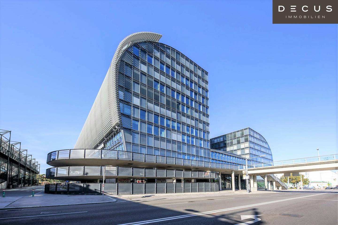 RIVERGATE first class modern offices and one commercial space at the U Bahn