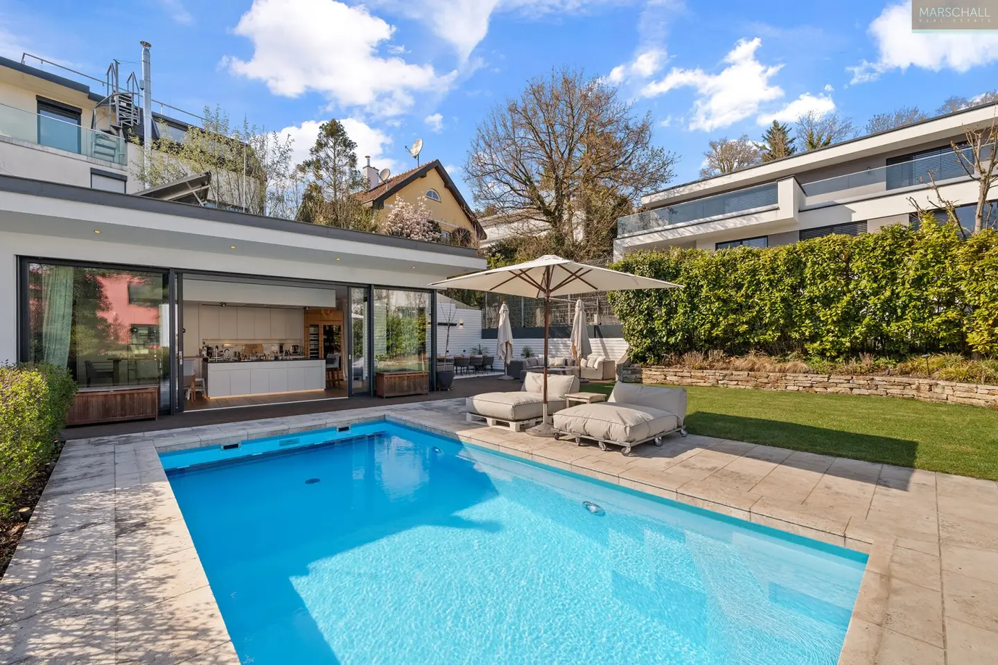 Apartment with garden and outdoor pool like new