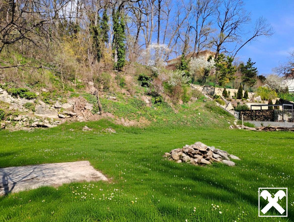 Exclusive 893m² plot in Baden villa area