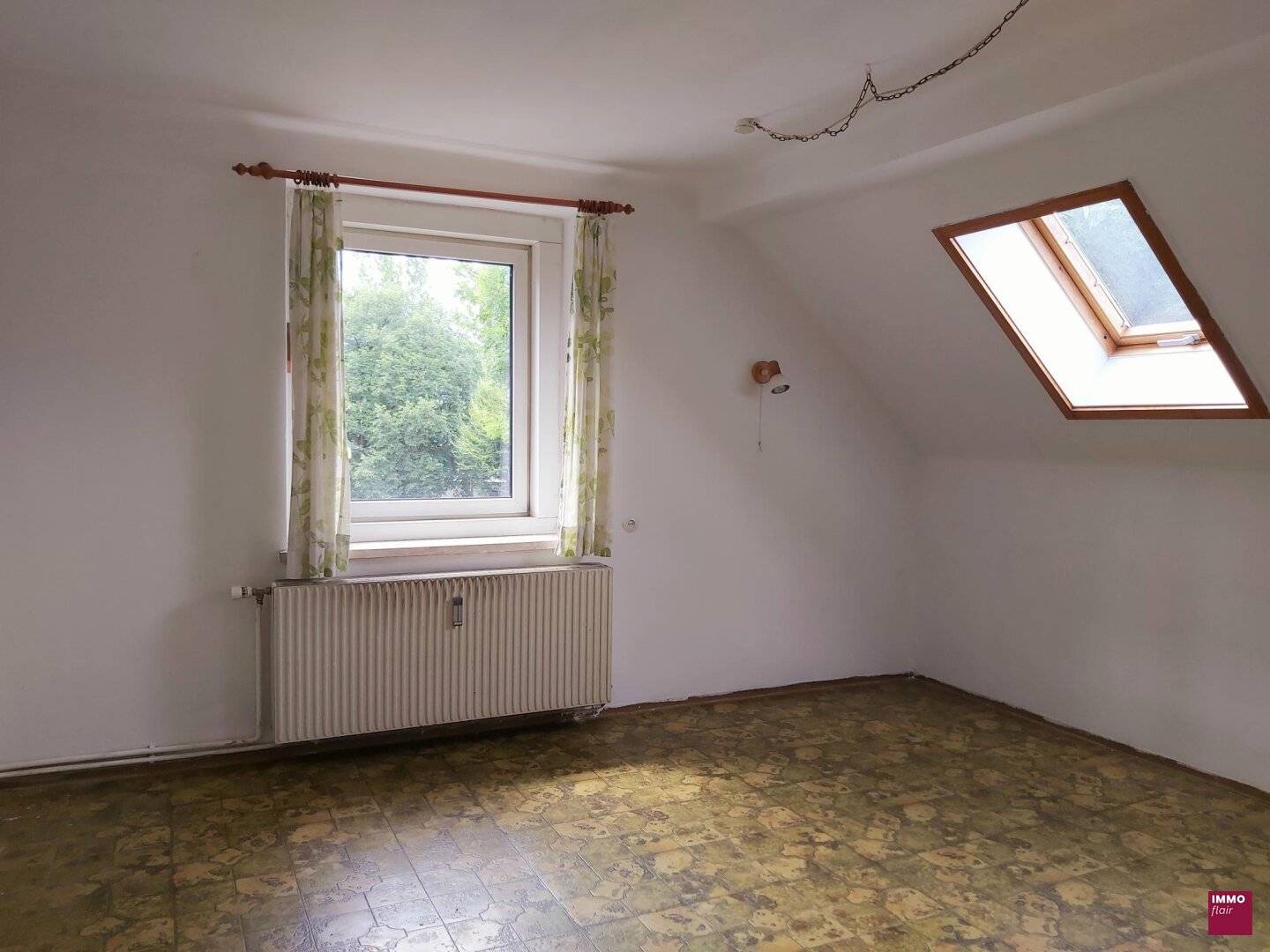 Attic apartment in a quiet location with garden access