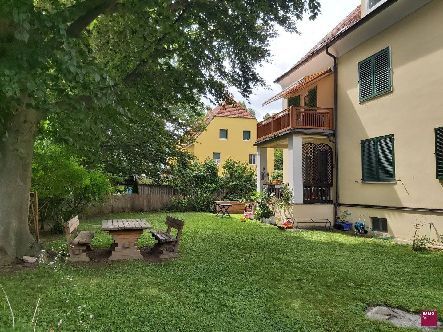 Attic apartment in a quiet location with garden access