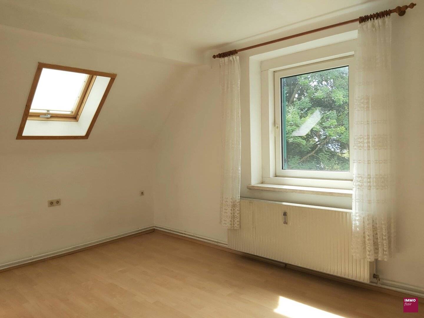 Attic apartment in a quiet location with garden access