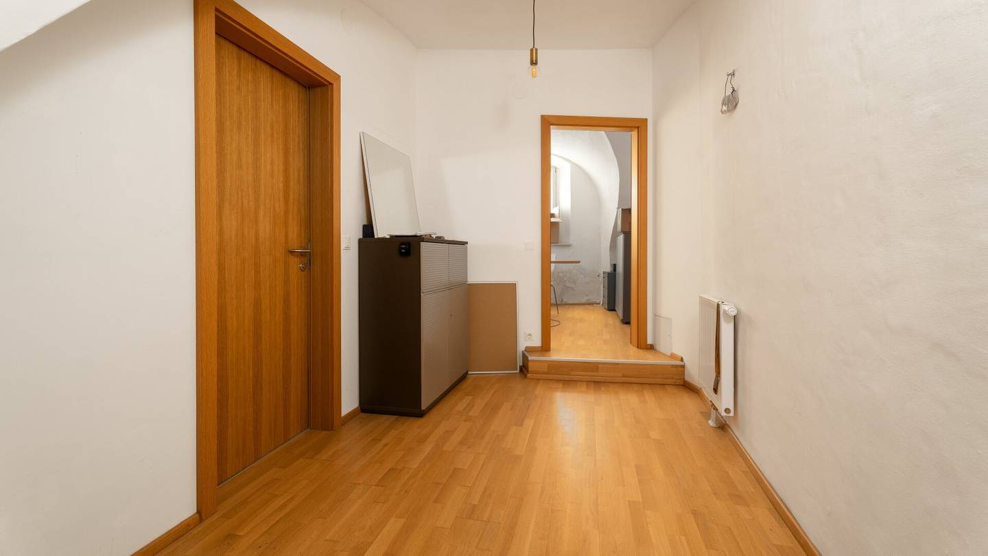 Courtyard facing ground floor apartment near universities