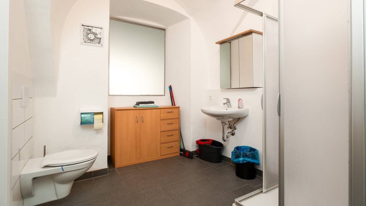 Courtyard facing ground floor apartment near universities