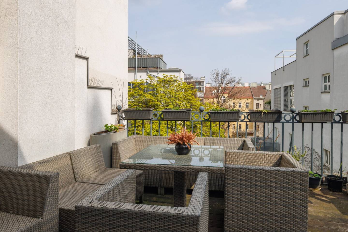 Altbauwohnung mit Terrasse und Loggia