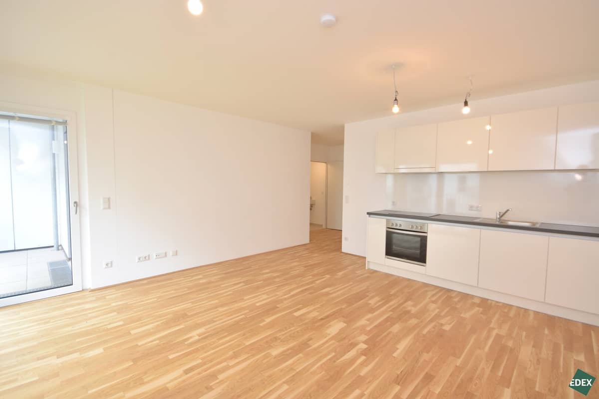 IU: 2-Rm Apt w/ Loggia, 49m²