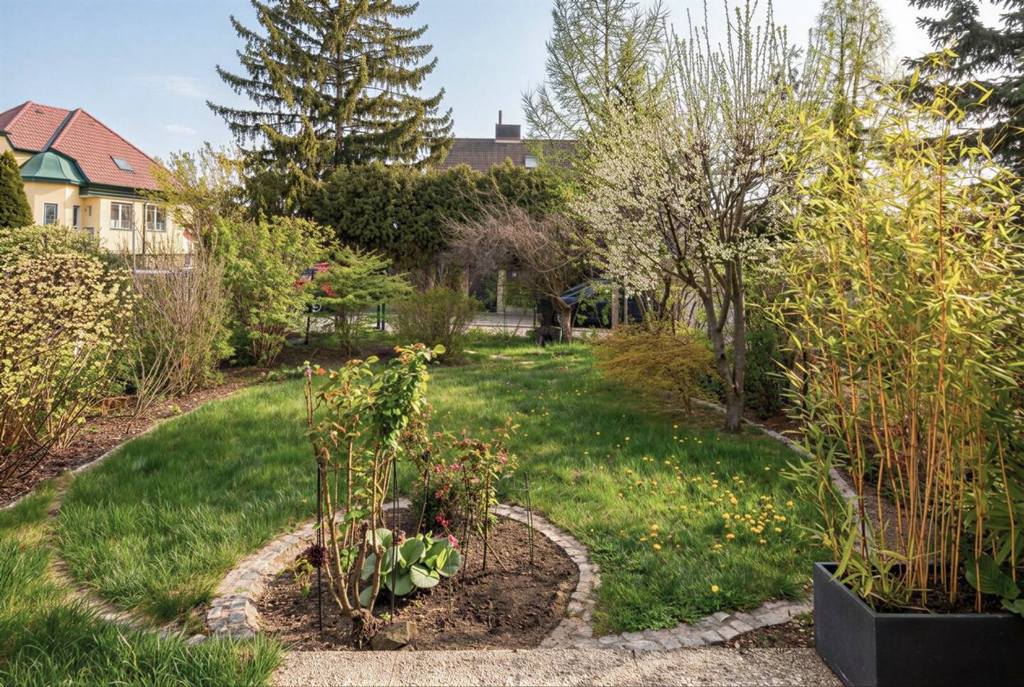 Helle Doppelhaushälfte mit Garten und Garage
