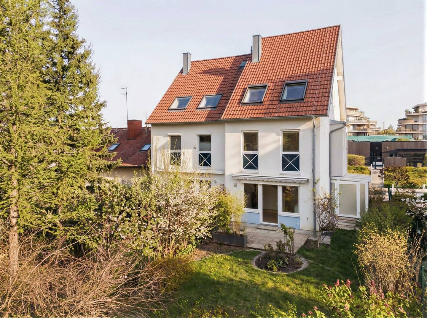 Helle Doppelhaushälfte mit Garten und Garage