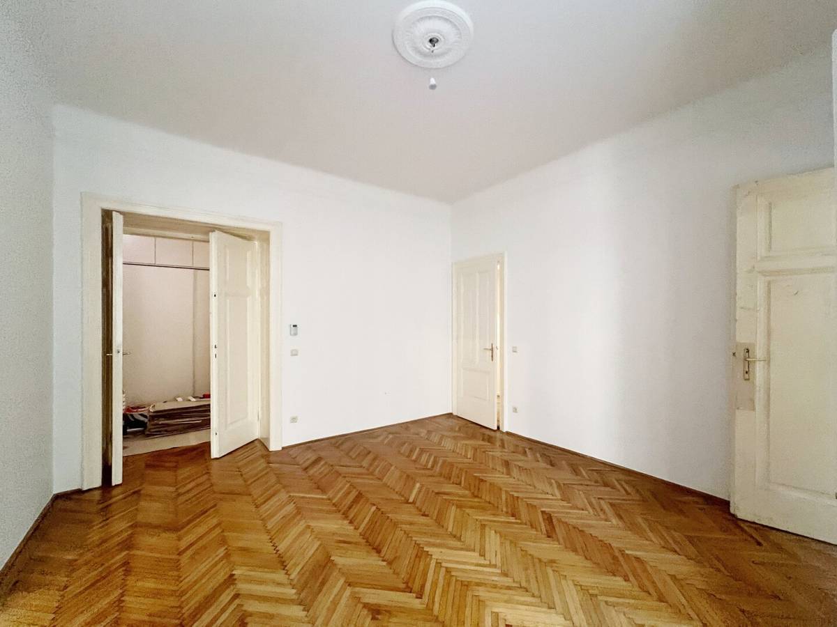3.5-Room Altbau Apt with Balcony, Vienna 1010