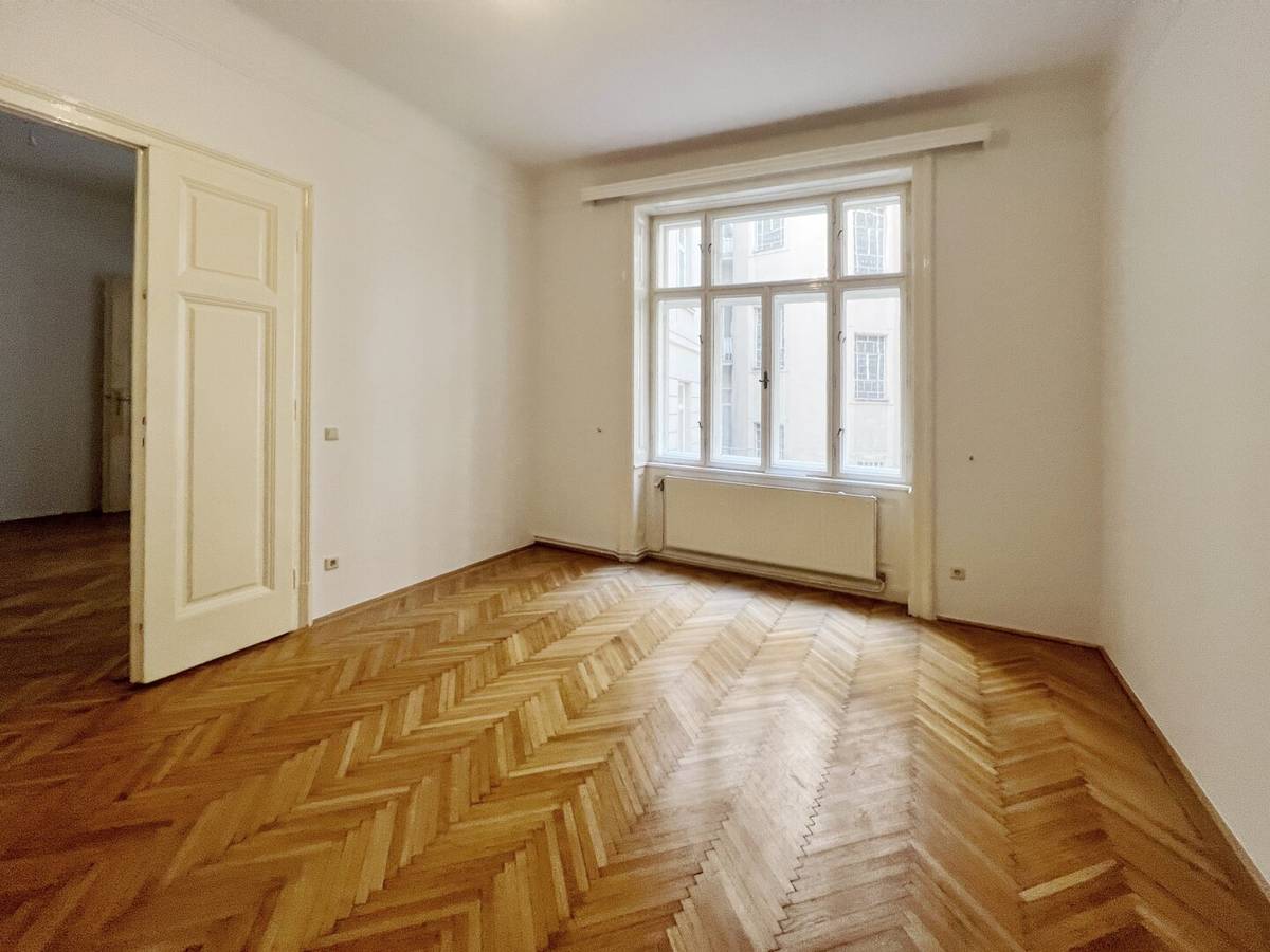 3.5-Room Altbau Apt with Balcony, Vienna 1010