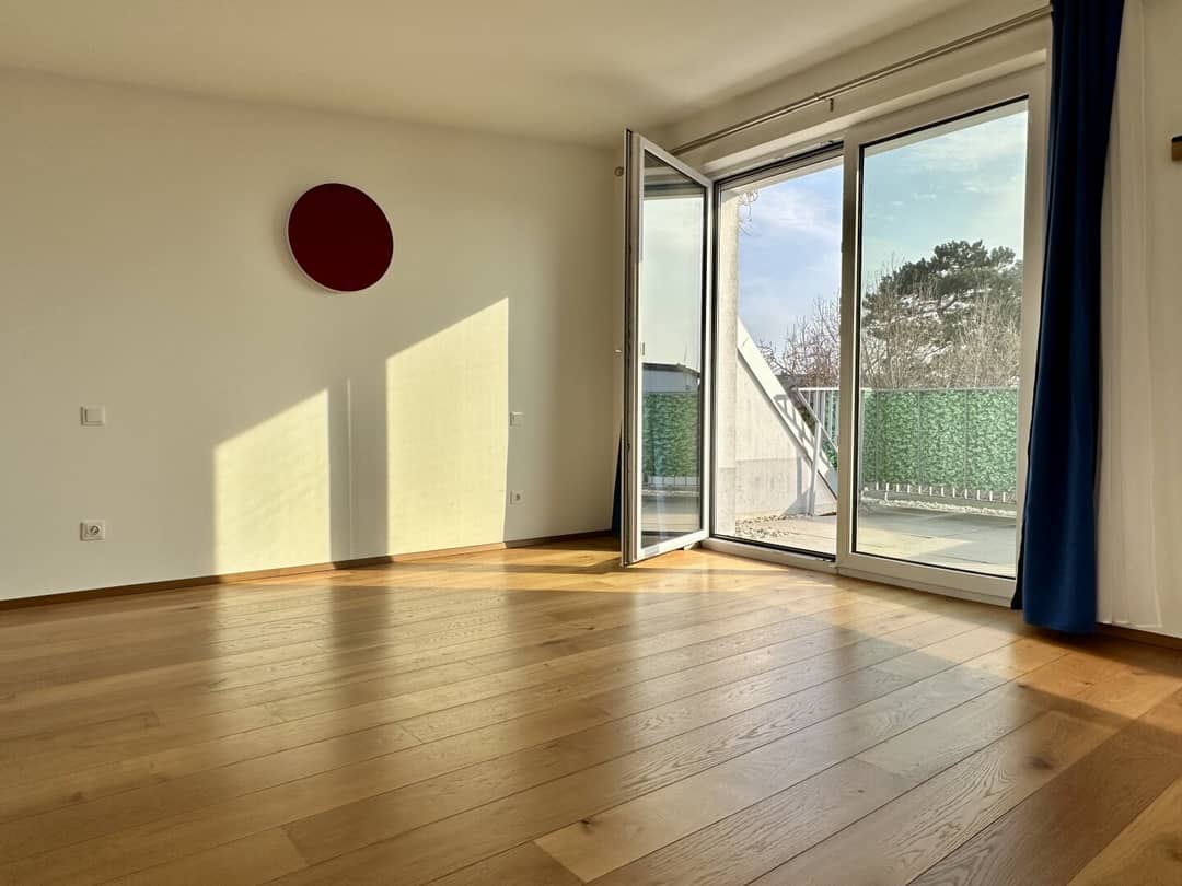 Helles Reihenhaus mit Photovoltaik und Terrassen